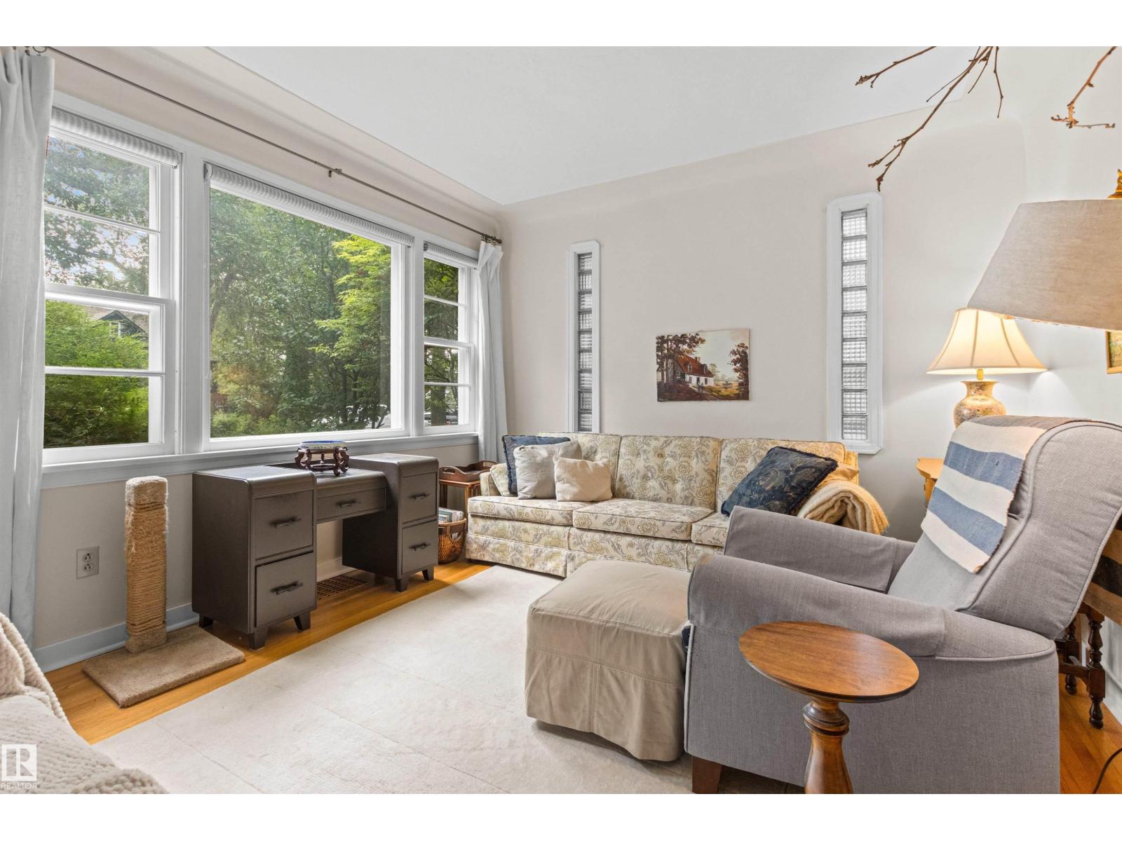 8842 89 ST NW - 6