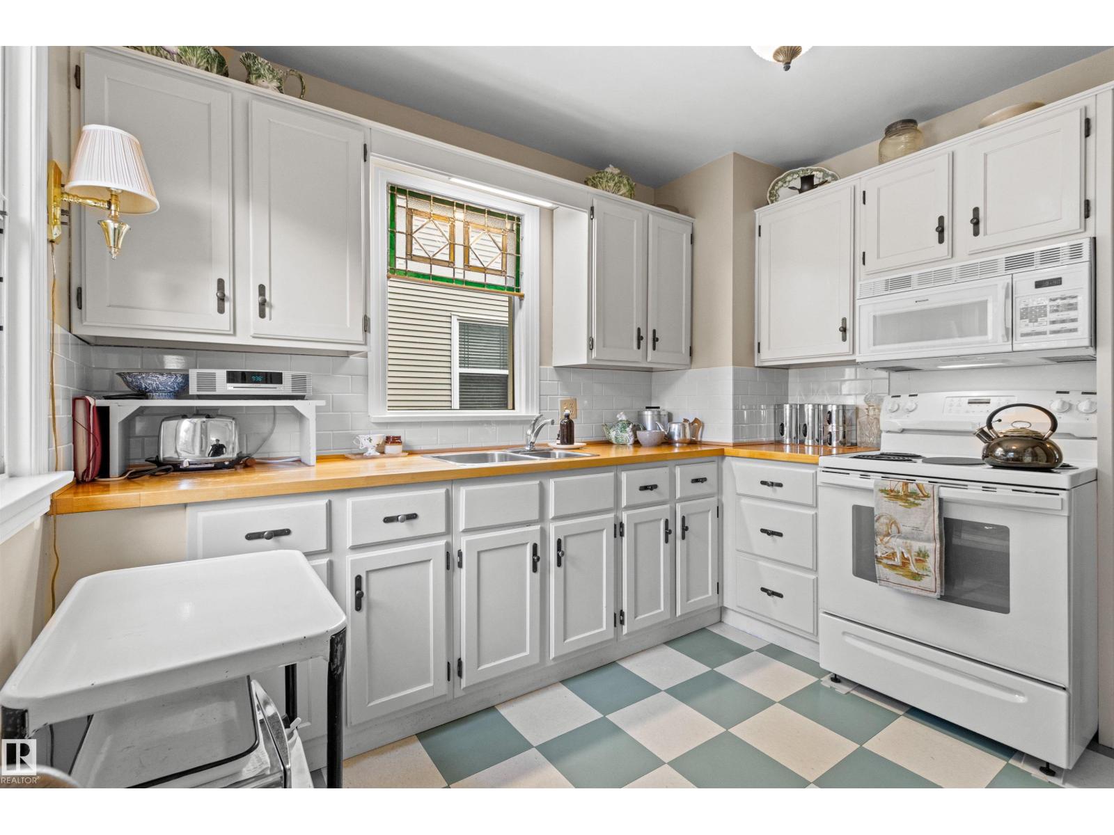 8842 89 ST NW - 21
