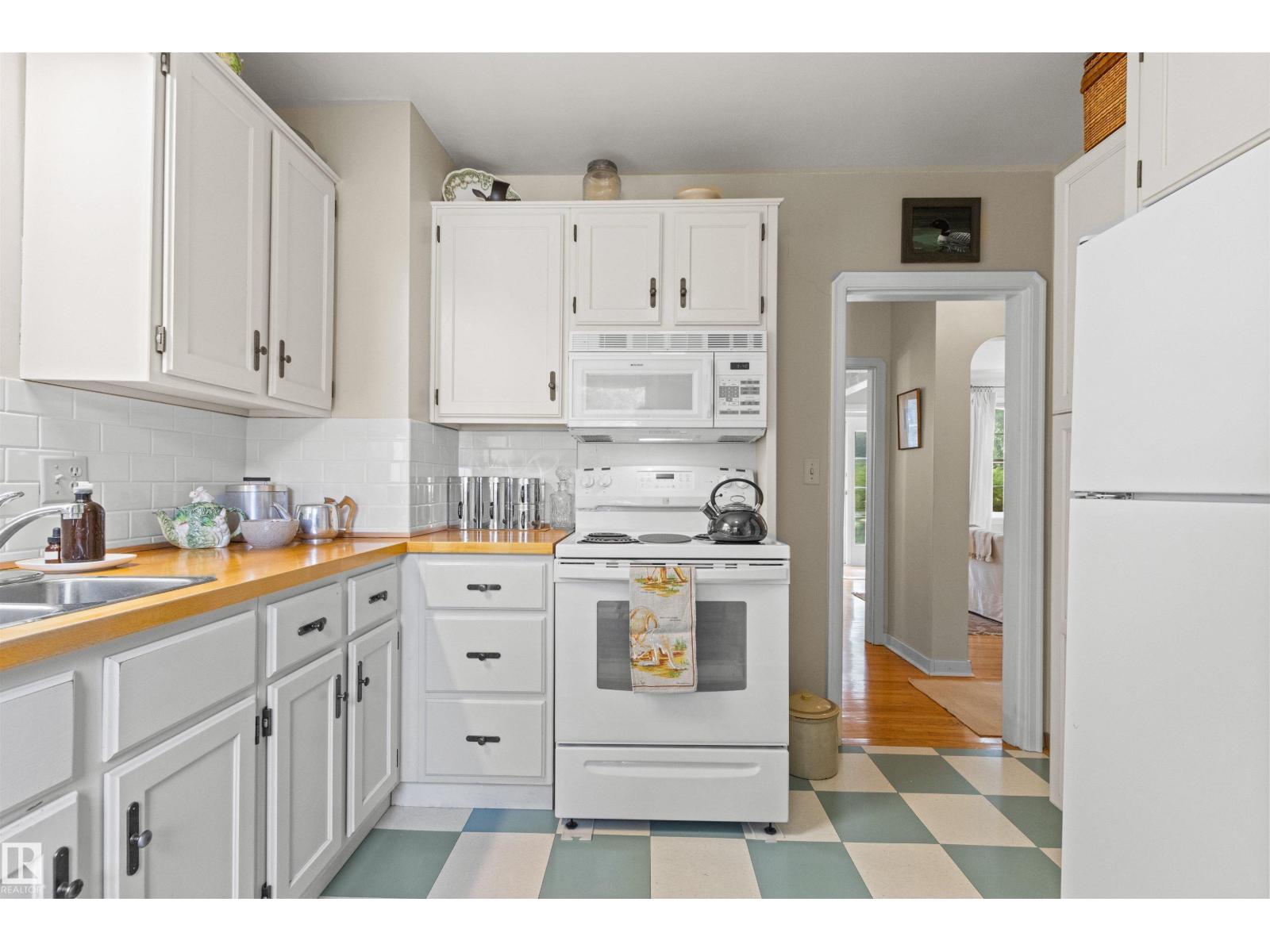 8842 89 ST NW - 22
