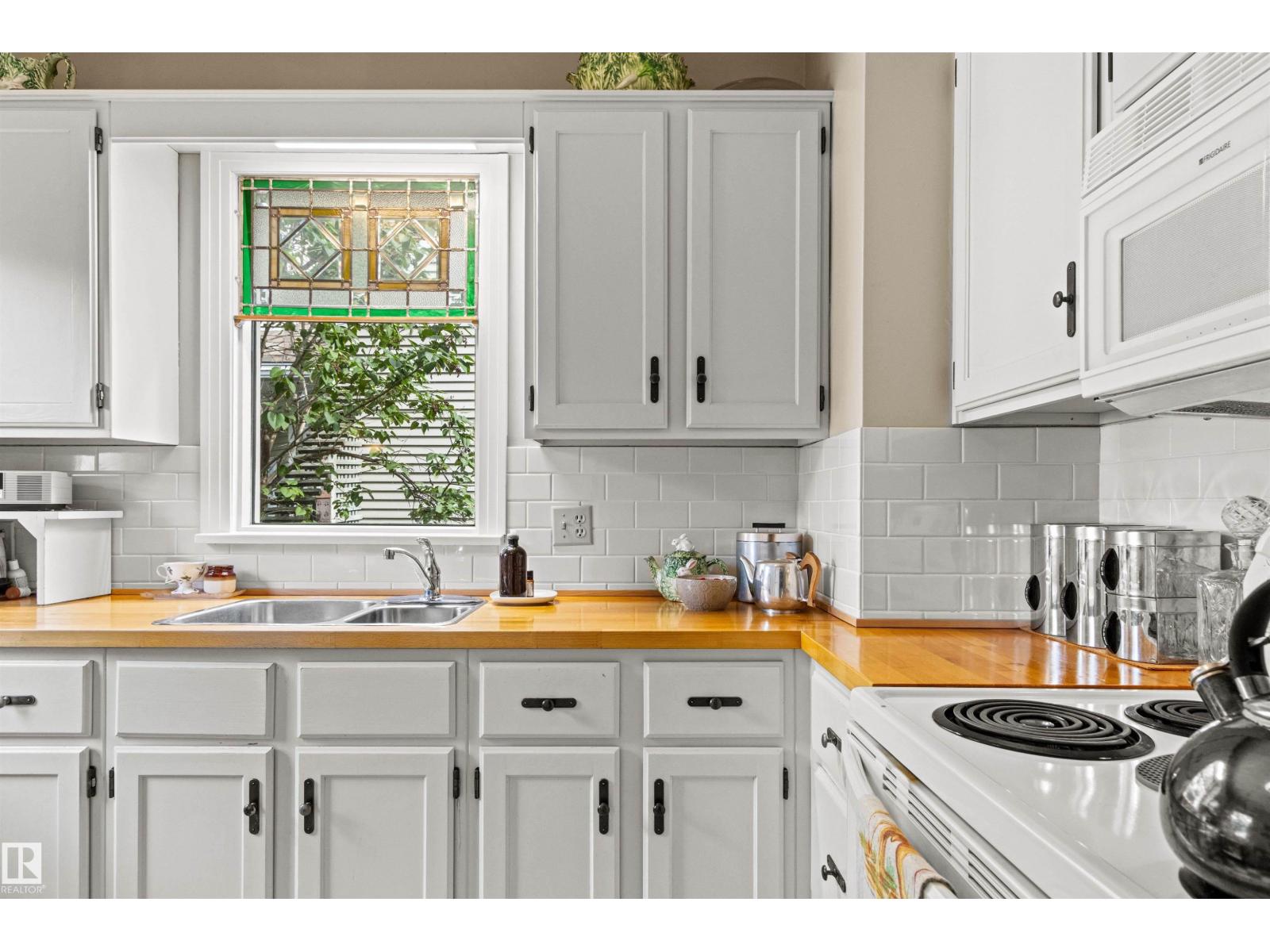 8842 89 ST NW - 18