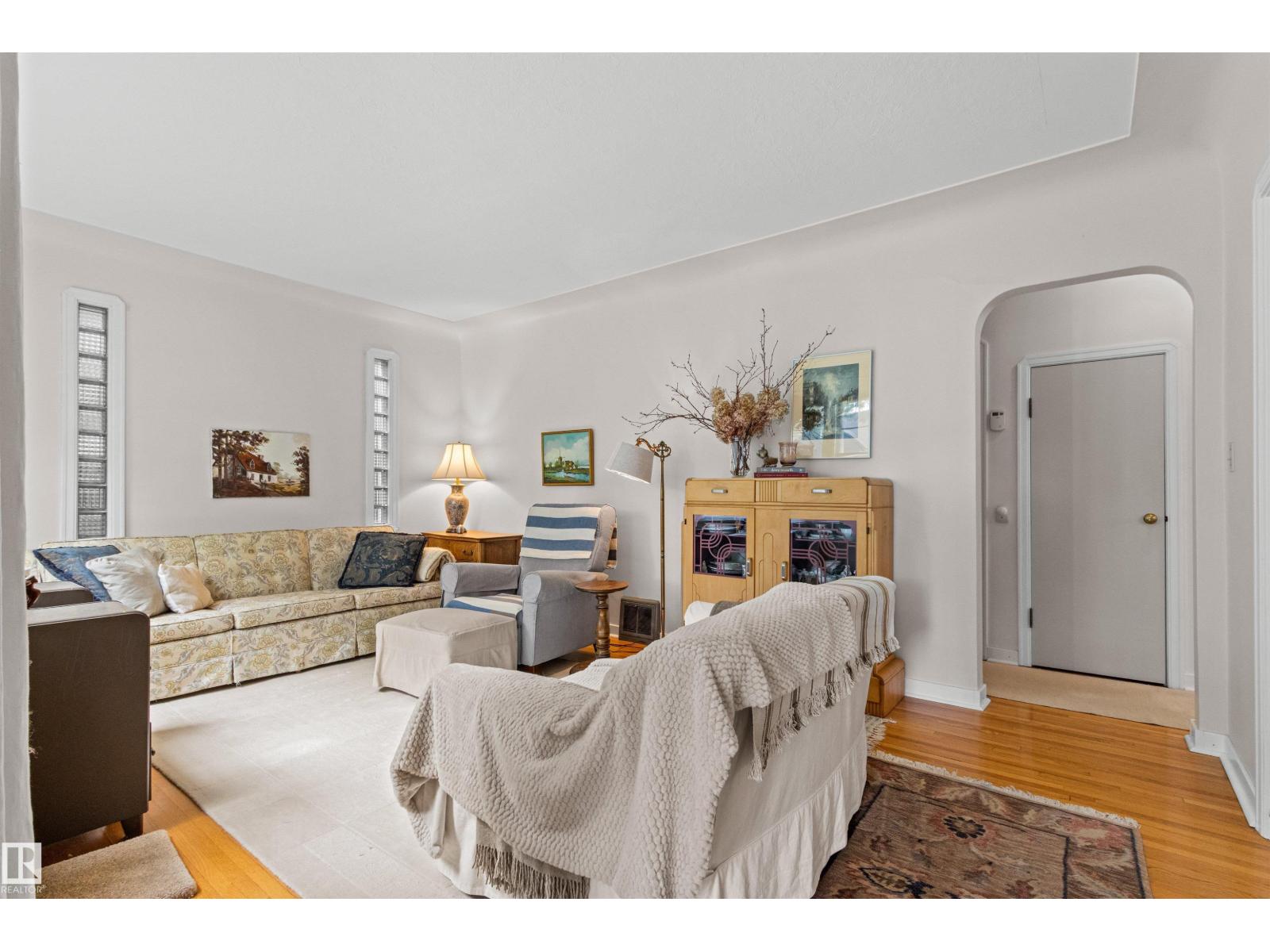 8842 89 ST NW - 4