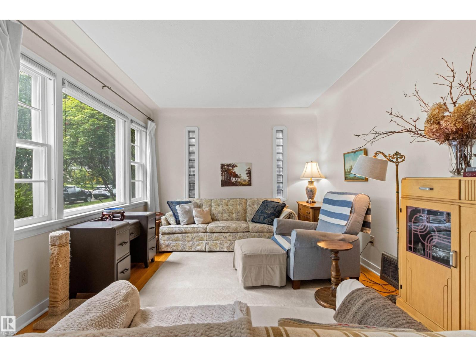 8842 89 ST NW - 5
