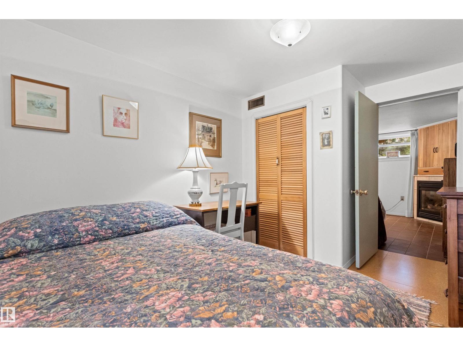 8842 89 ST NW - 52