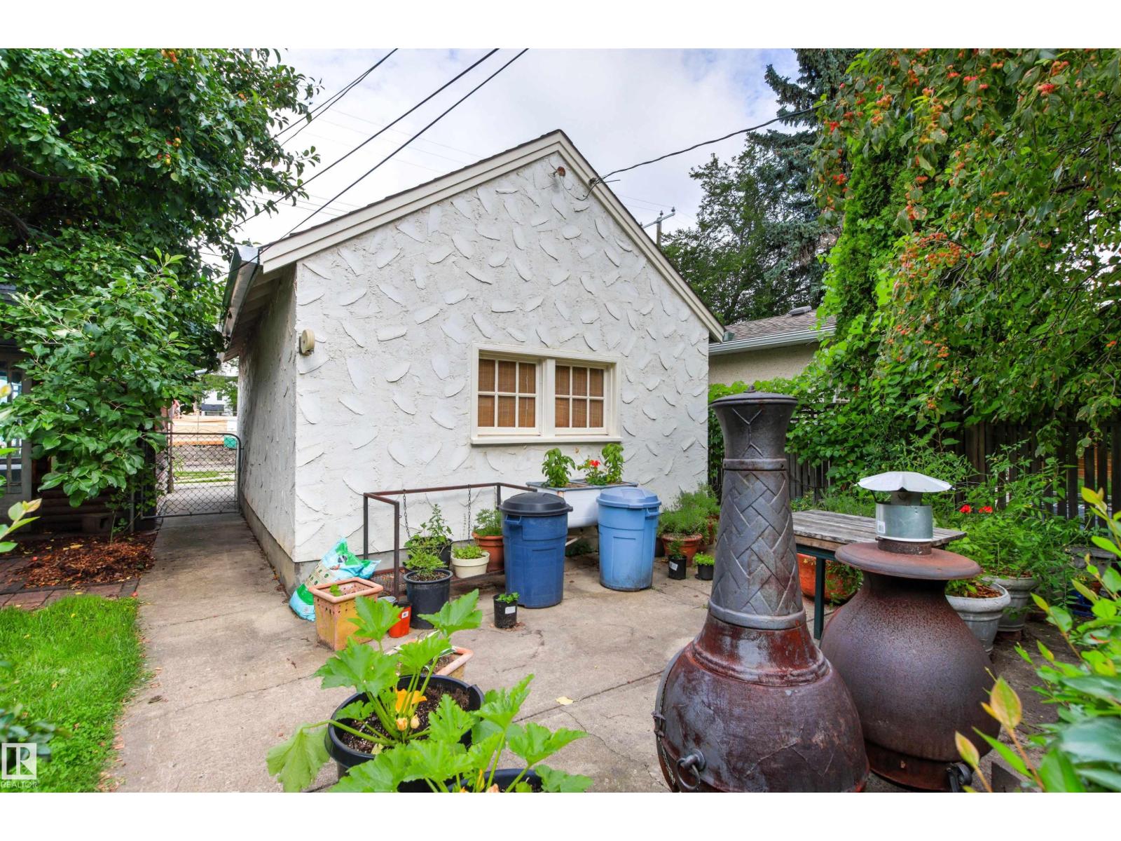 8842 89 ST NW - 71