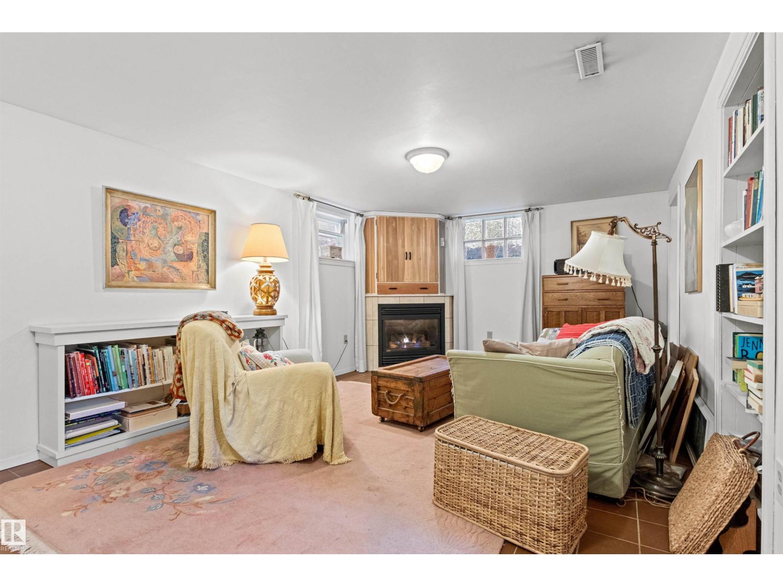 8842 89 ST NW - 45