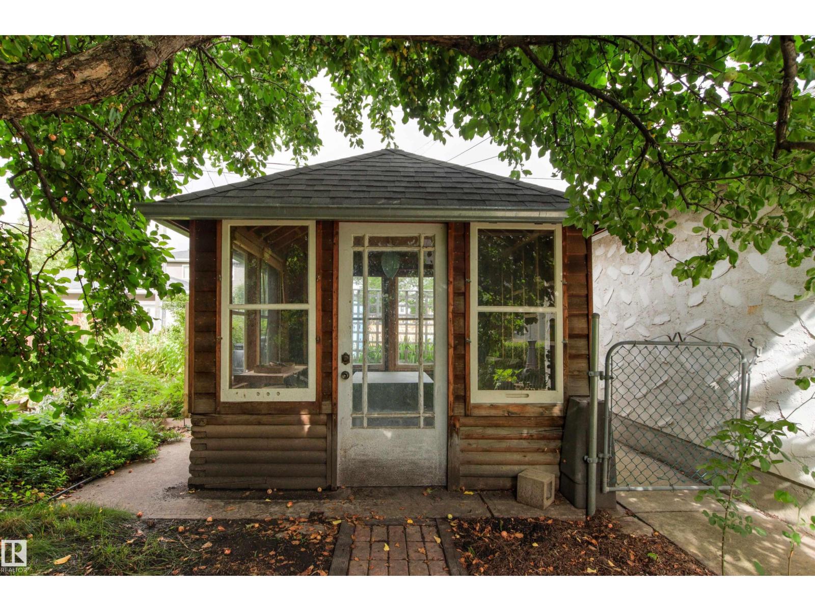 8842 89 ST NW - 66