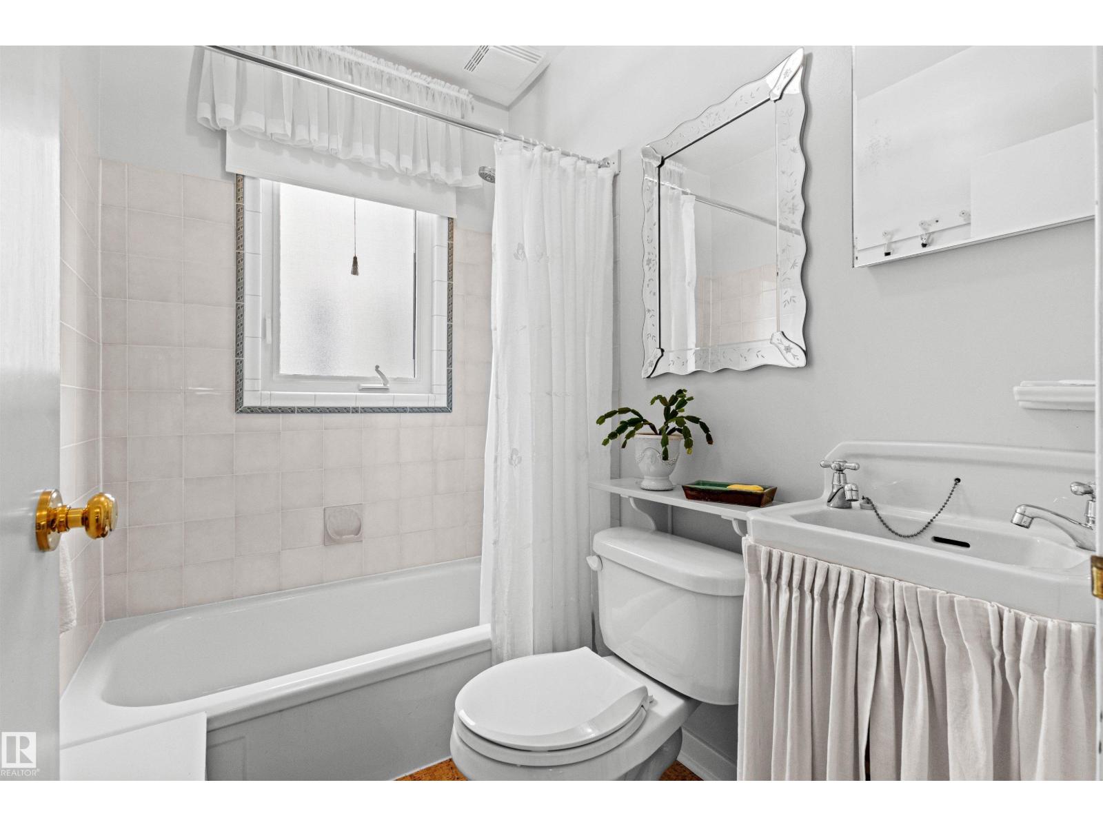 8842 89 ST NW - 24