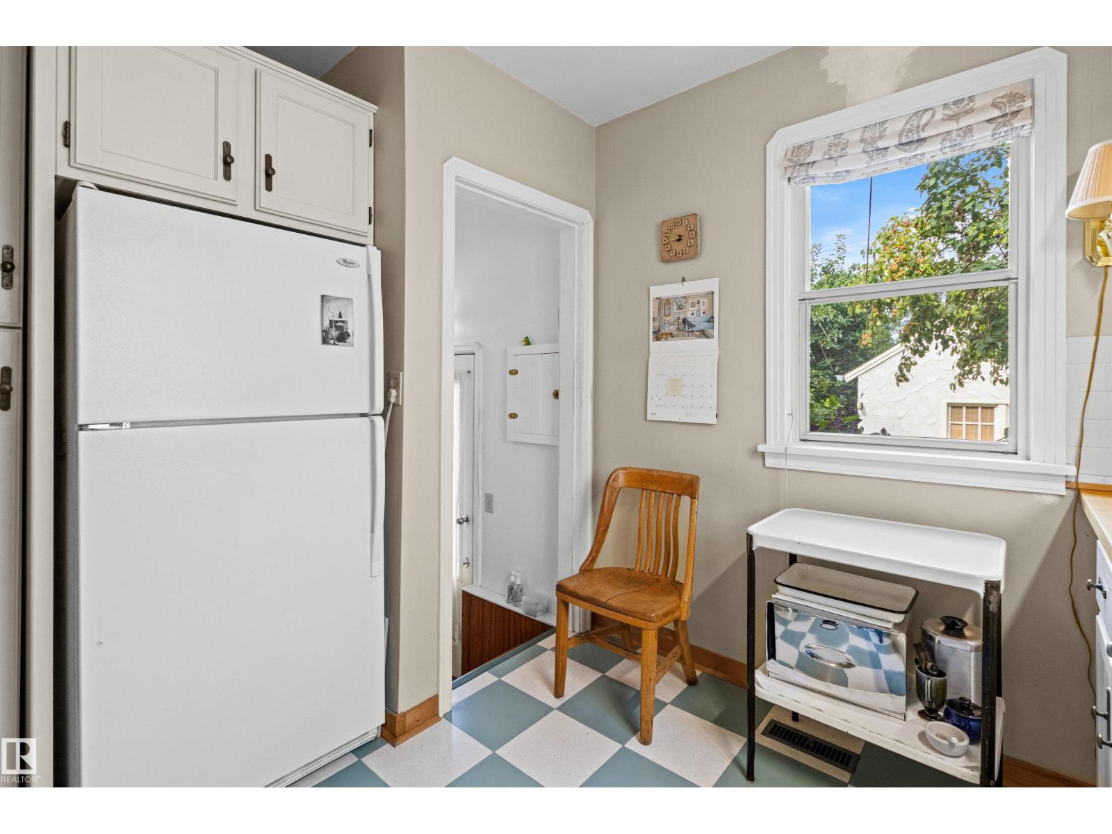 8842 89 ST NW - 23