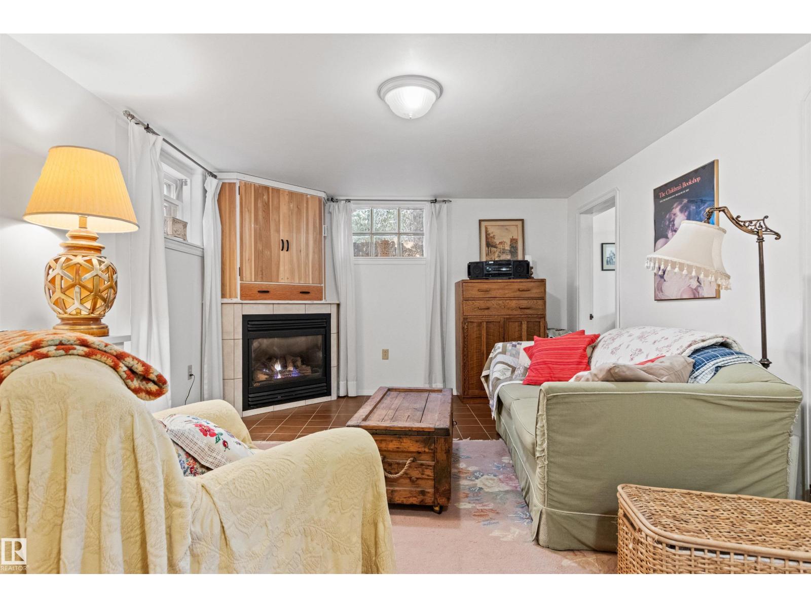 8842 89 ST NW - 47