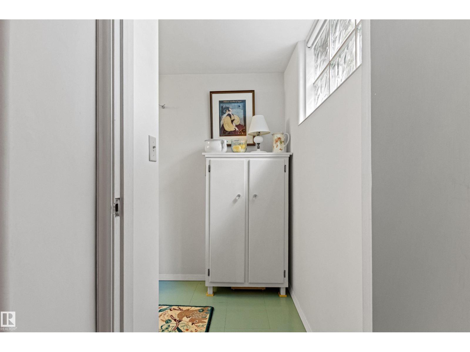 8842 89 ST NW - 53