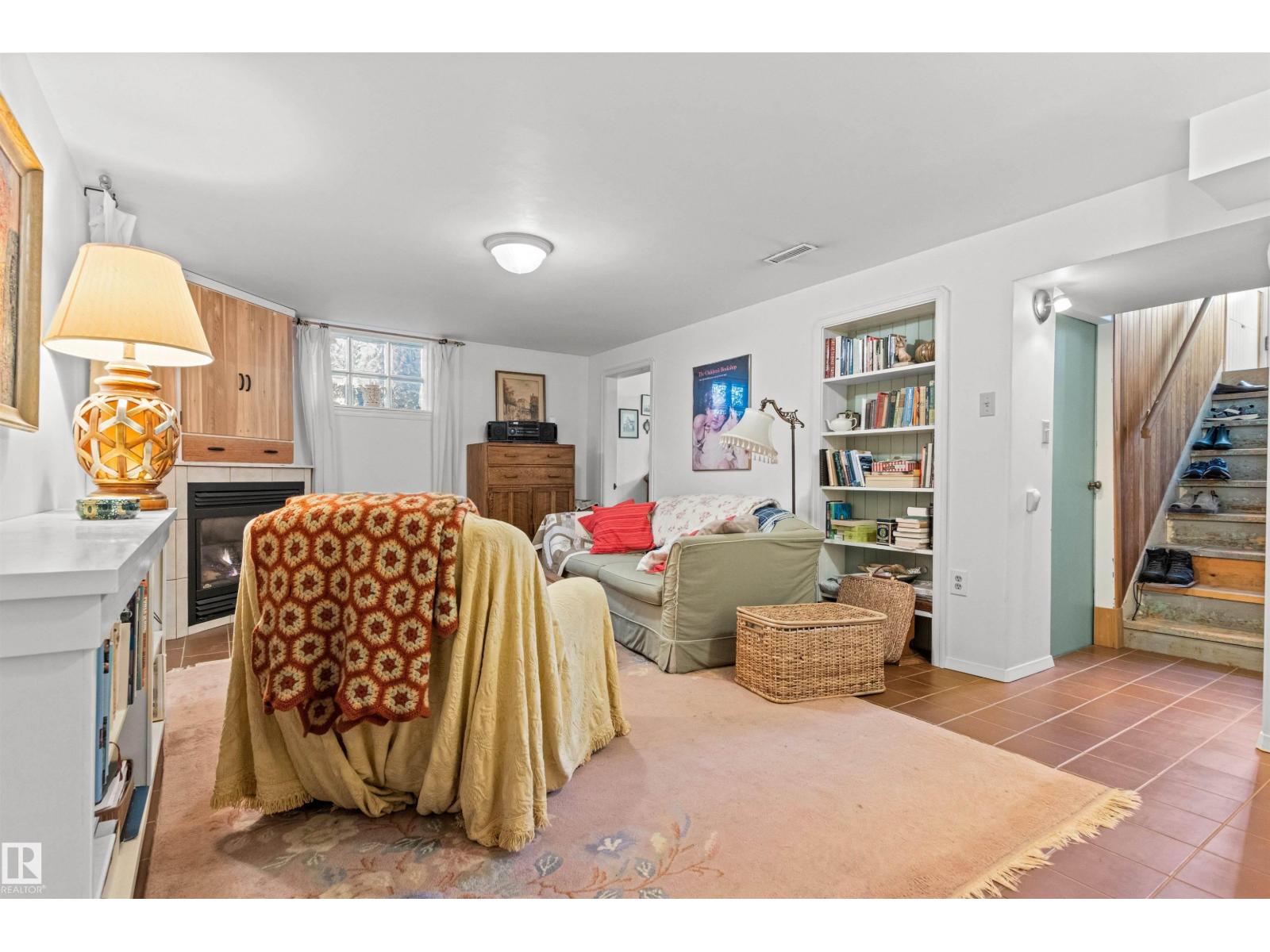 8842 89 ST NW - 46