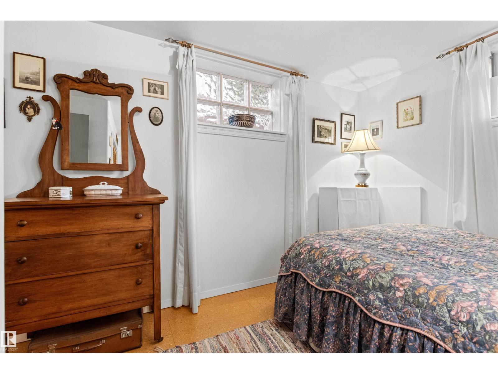 8842 89 ST NW - 51