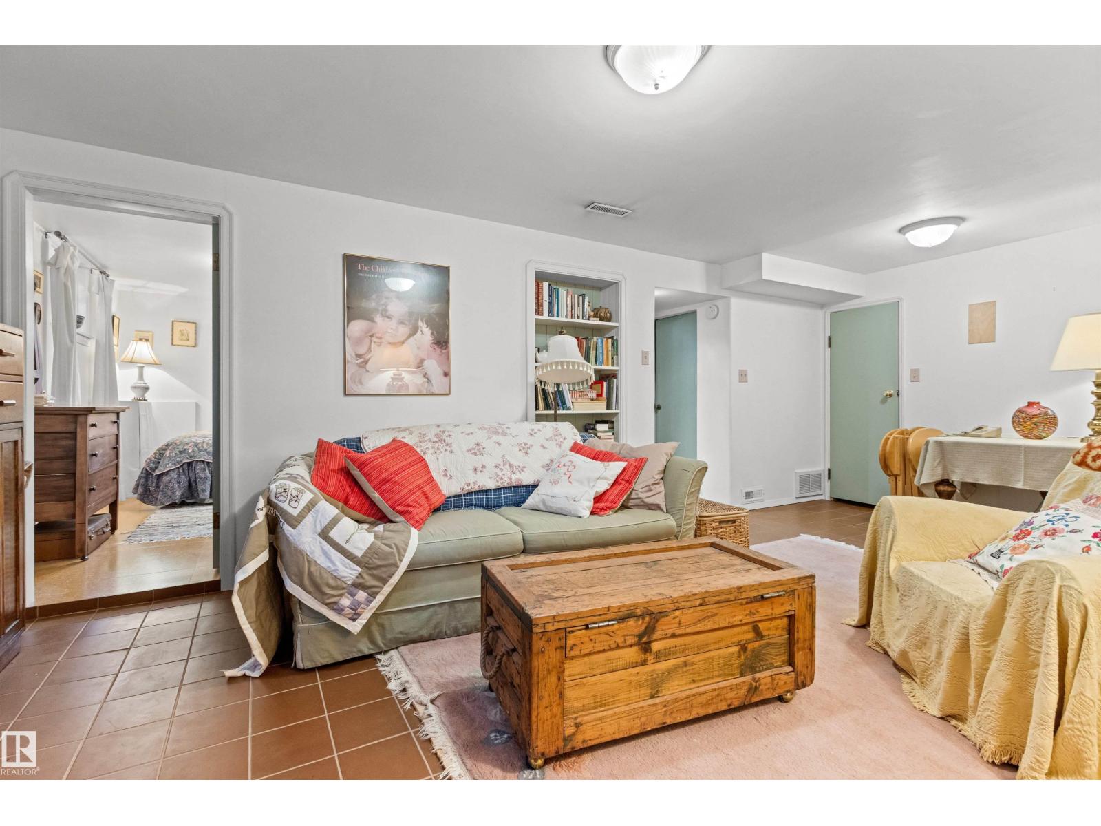 8842 89 ST NW - 49