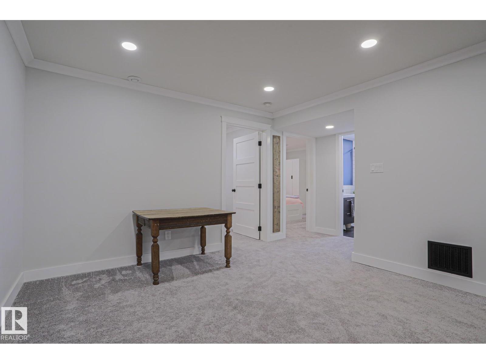 4640 102A AV NW - 37