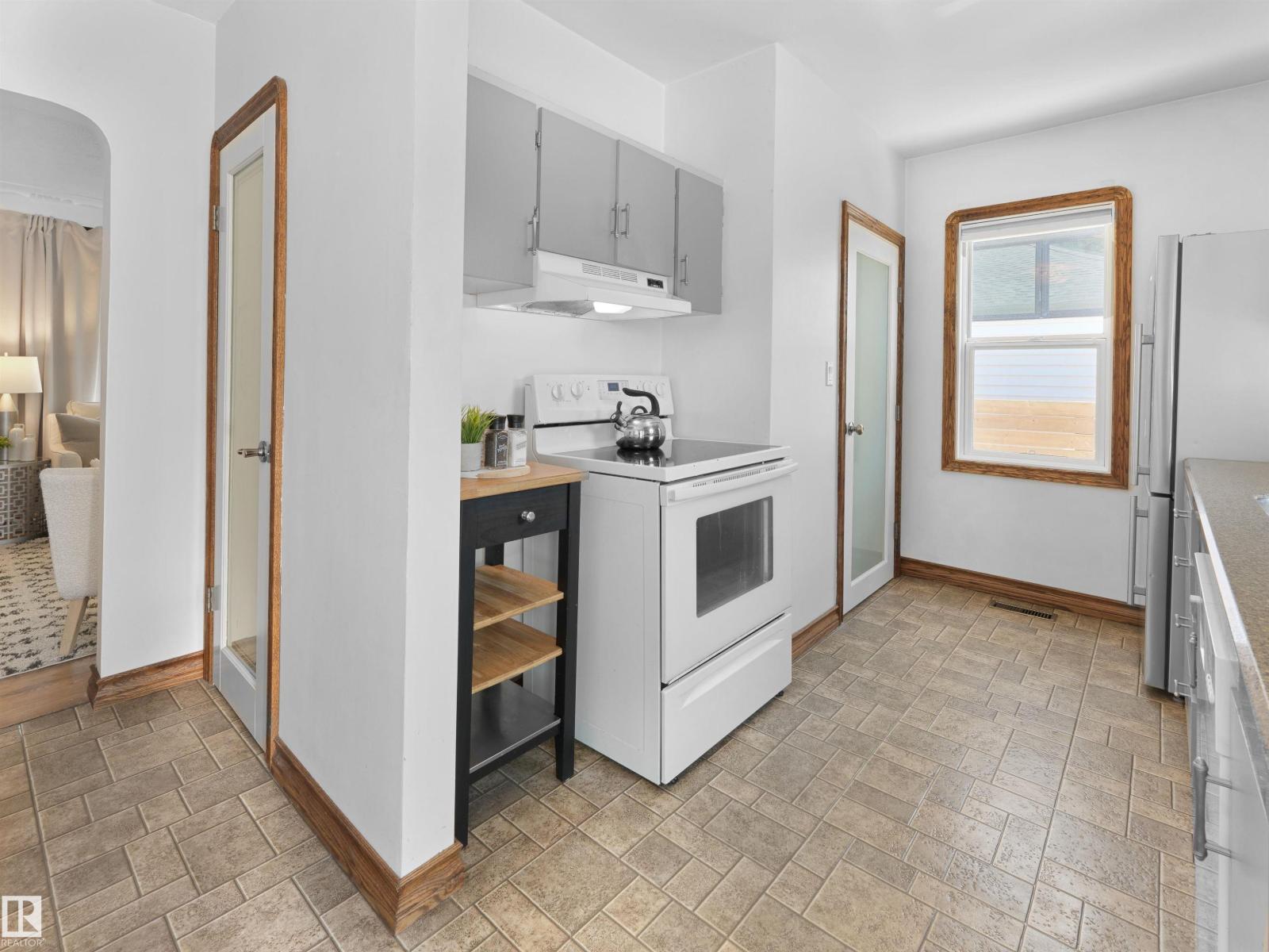 9311 75 AV NW - 8