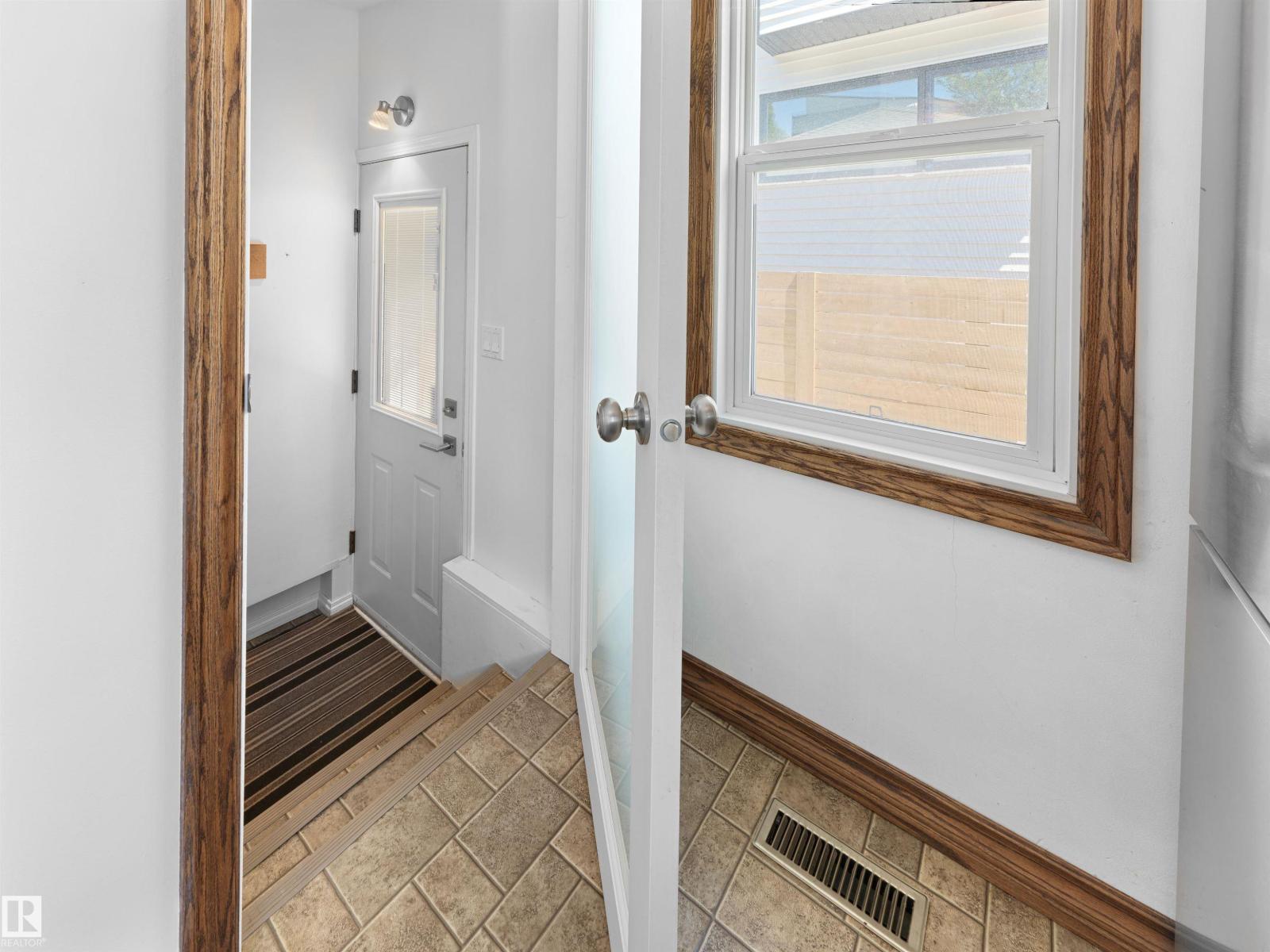 9311 75 AV NW - 12
