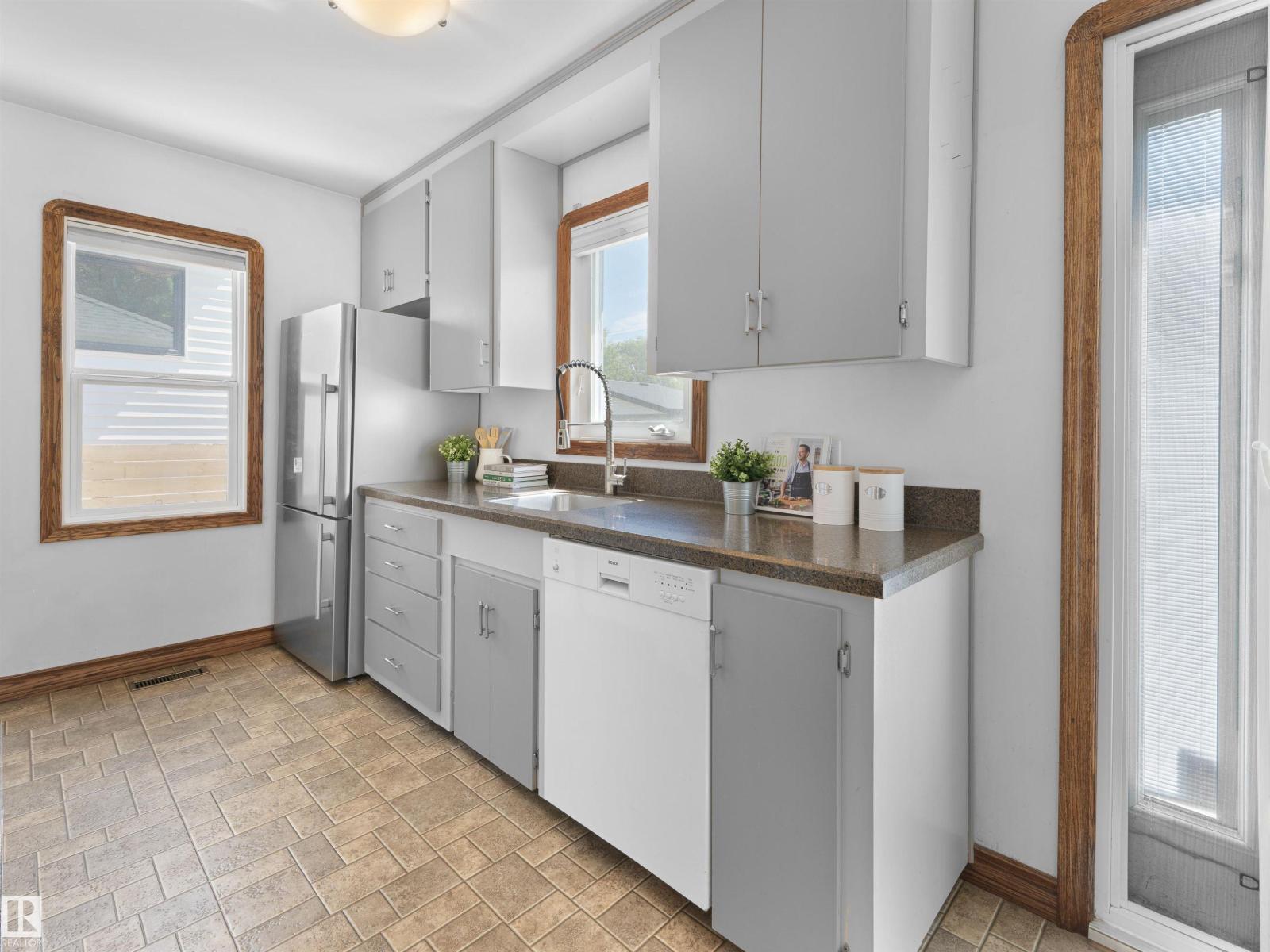 9311 75 AV NW - Image 7