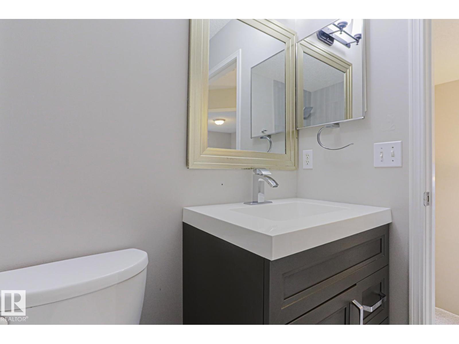 4 LANDSDOWNE DR - 30