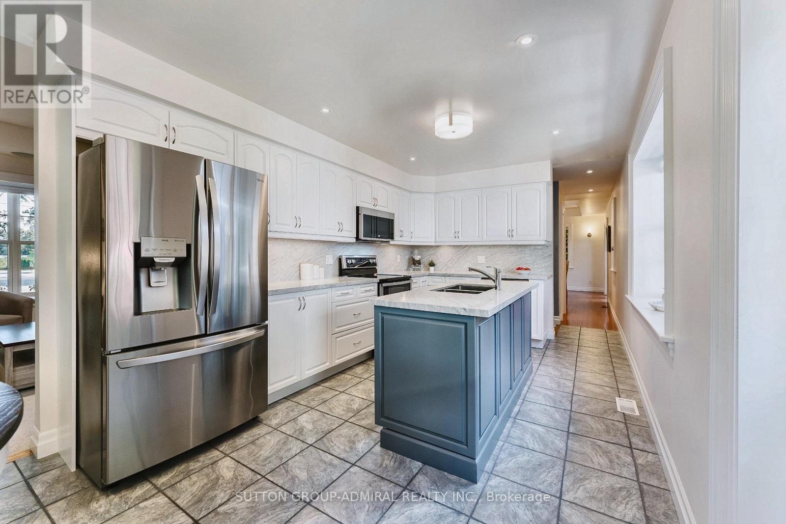 54 STARLIGHT CRESCENT - 12