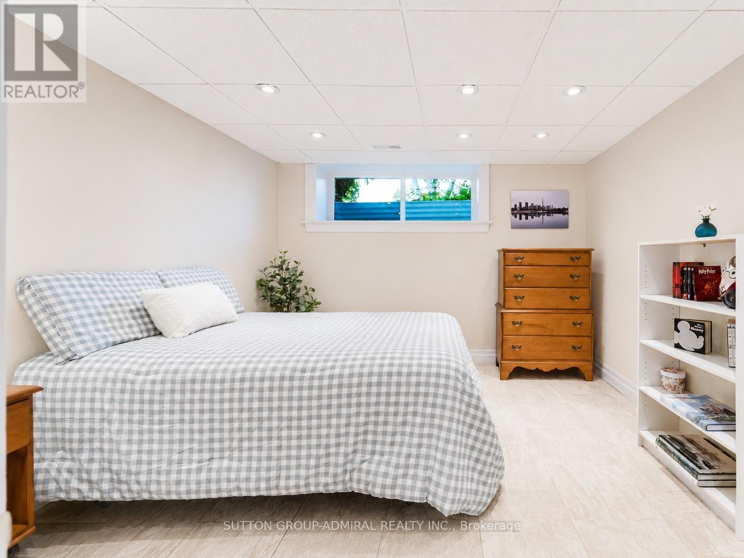 54 STARLIGHT CRESCENT - 28