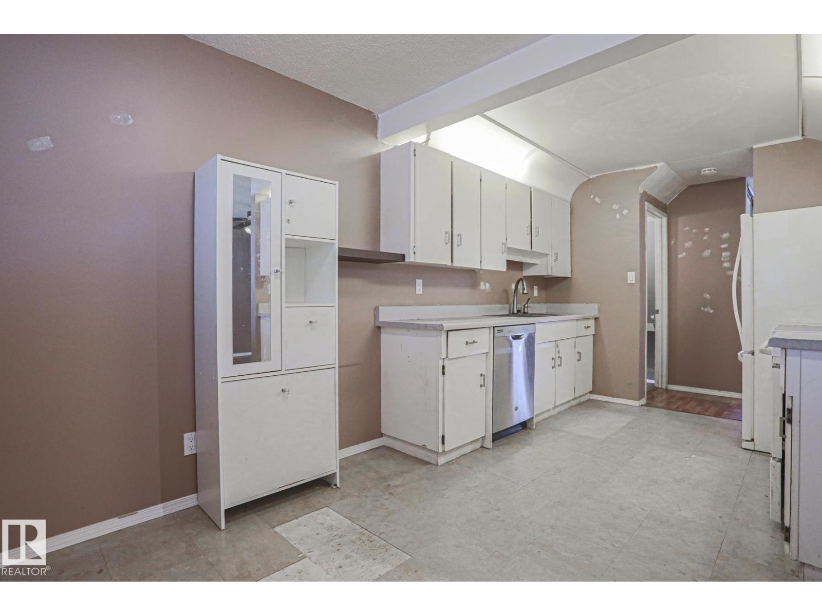 #45 1651 46 ST NW - 8