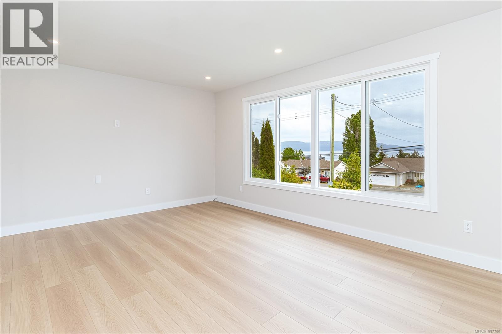 8082 York Ave - 6