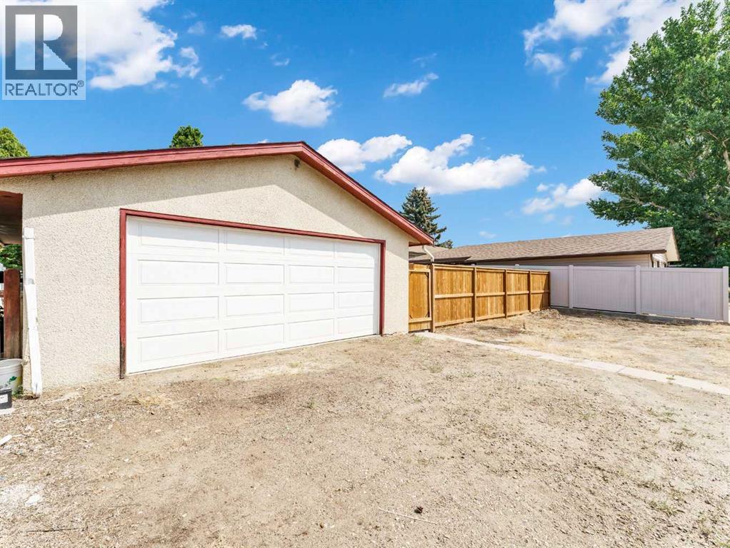 2169 Hawke Crescent NE - 43