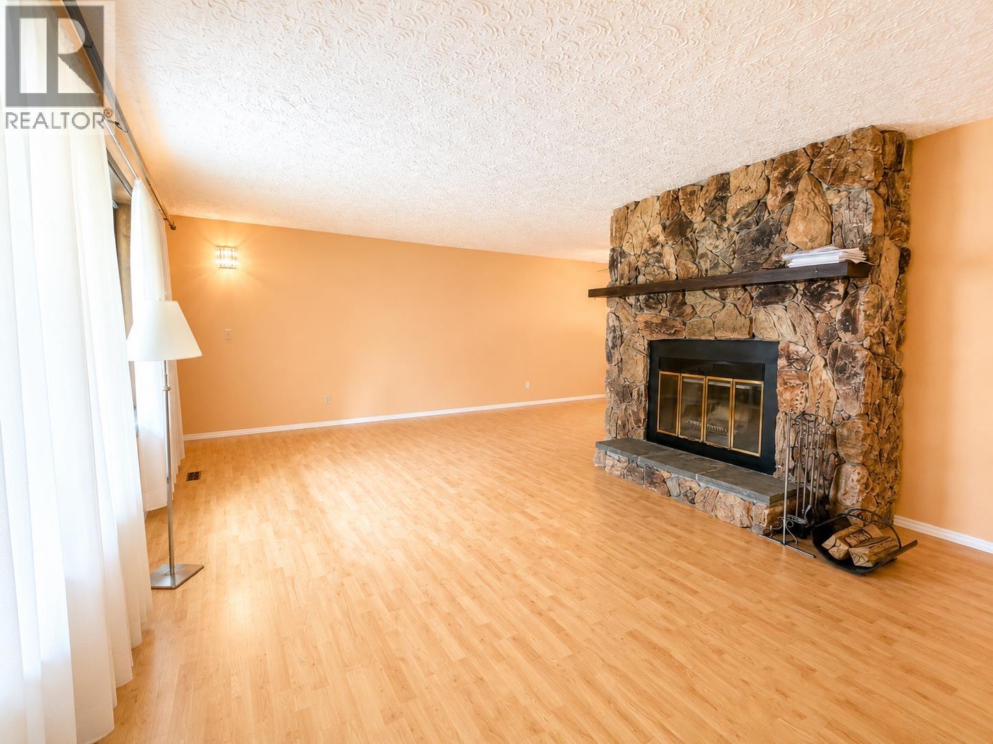 816 ROBERTS DRIVE - 5