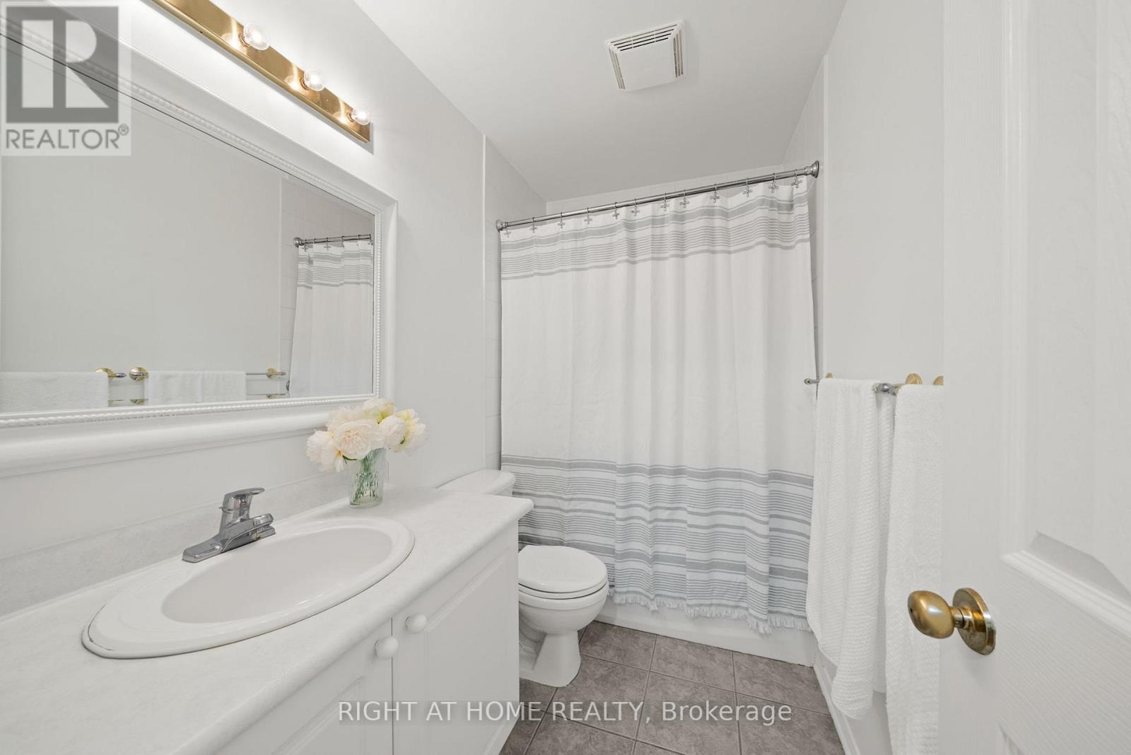 3 Bed, 2 Bath House for Sale in Ottawa – 120 GRANDPARK CIRCLE, Ottawa – MLS# X13653574 - Image 21
