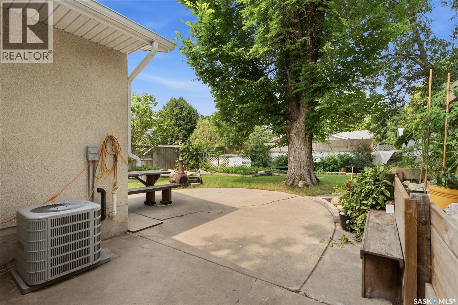 310 Douglas CRESCENT - Image 36