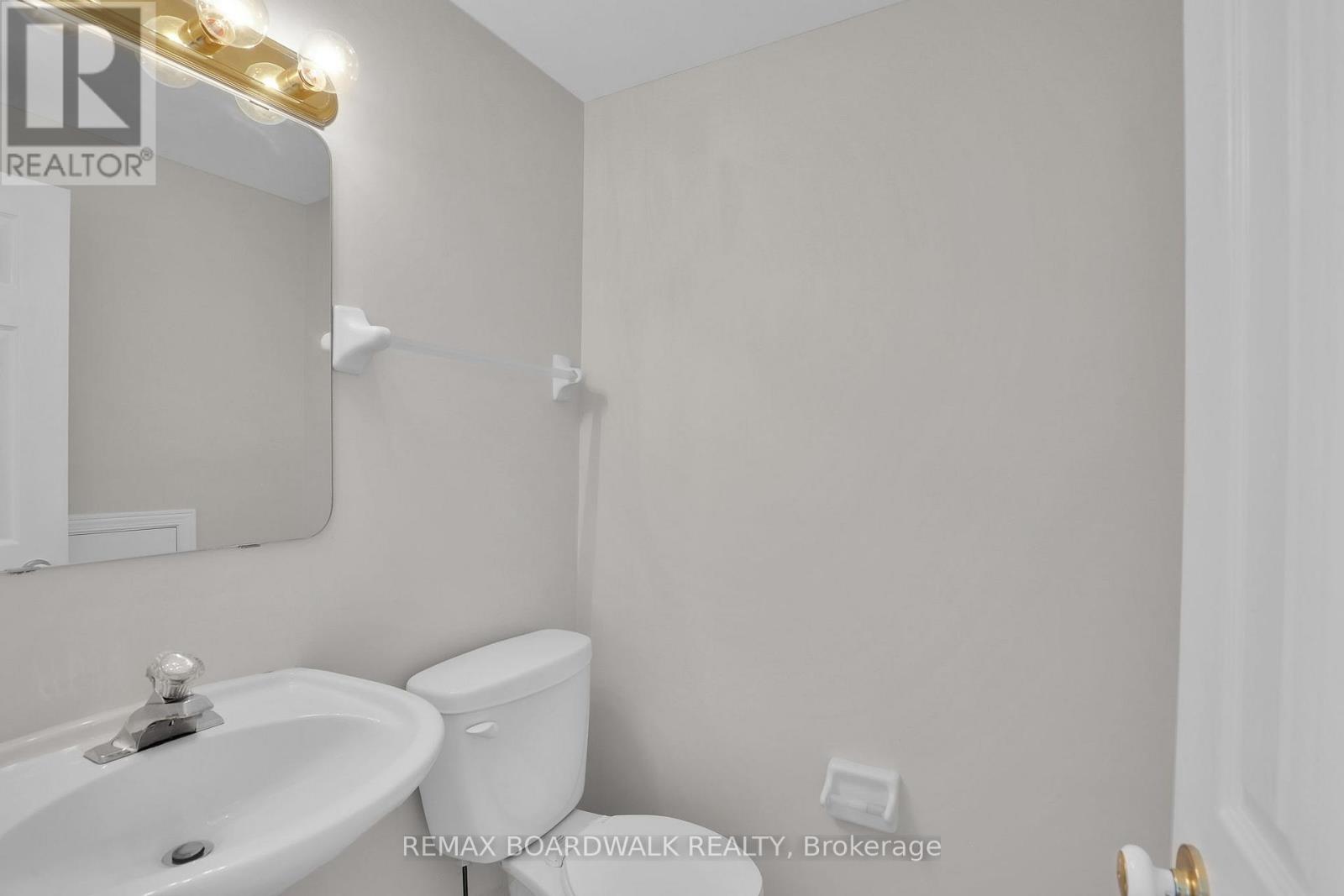 3 Bed, 3 Bath House for Sale in Ottawa – 5 MAPLE PARK PRIVATE, Ottawa – MLS# X13653584 - Image 17