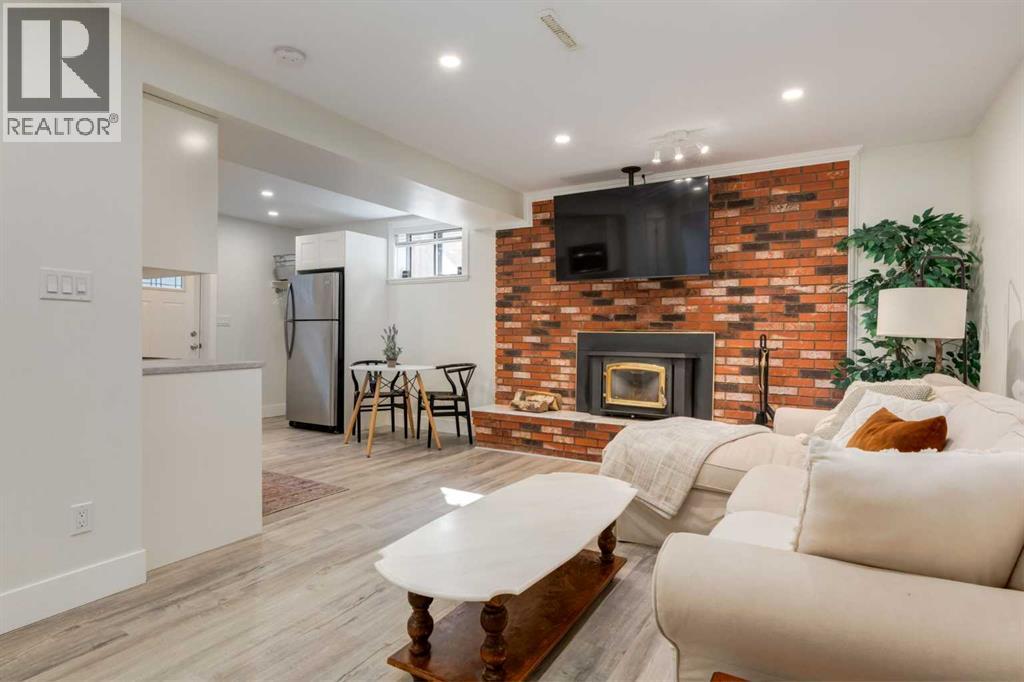 131 Thorncrest Road NW - 26