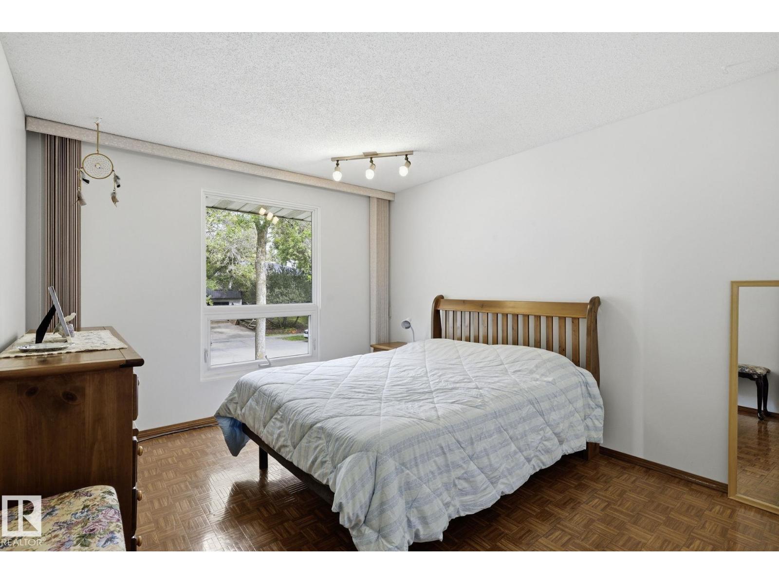 7 GRAHAM AV - Image 14