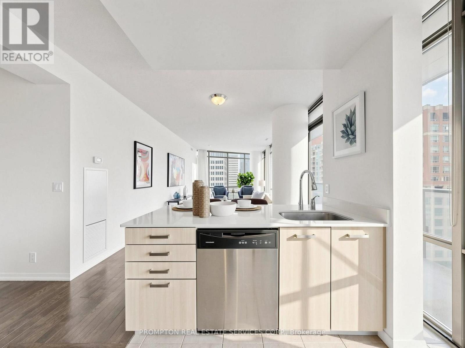 #905 832 BAY STREET - 10