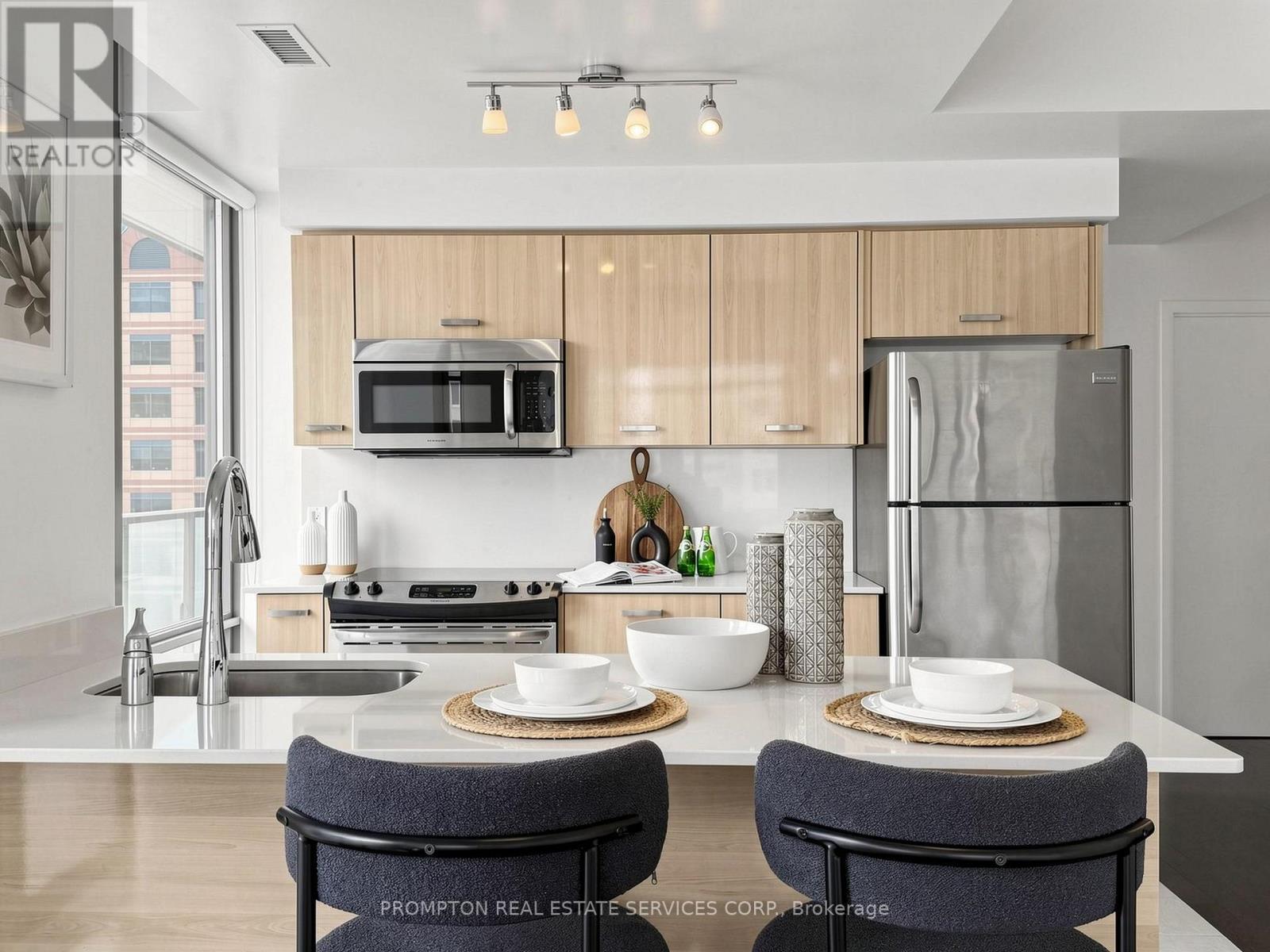 #905 832 BAY STREET - 13