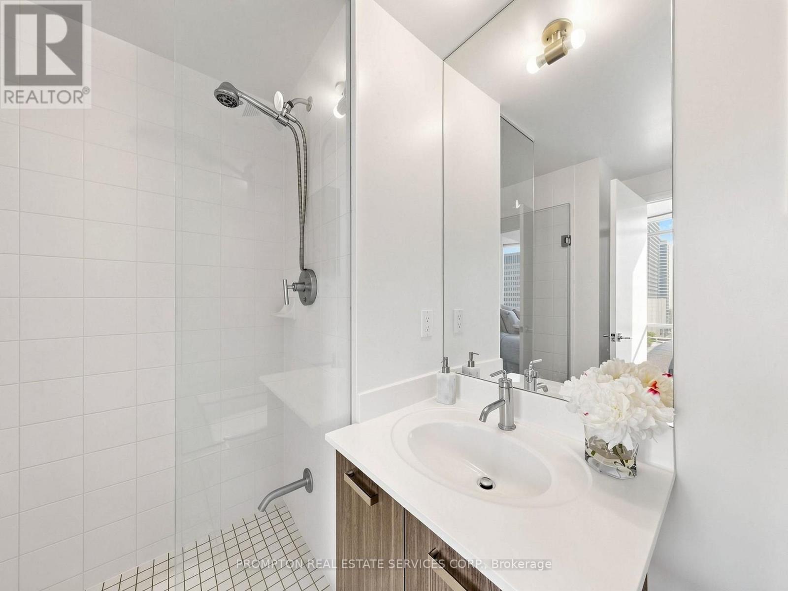 #905 832 BAY STREET - 23