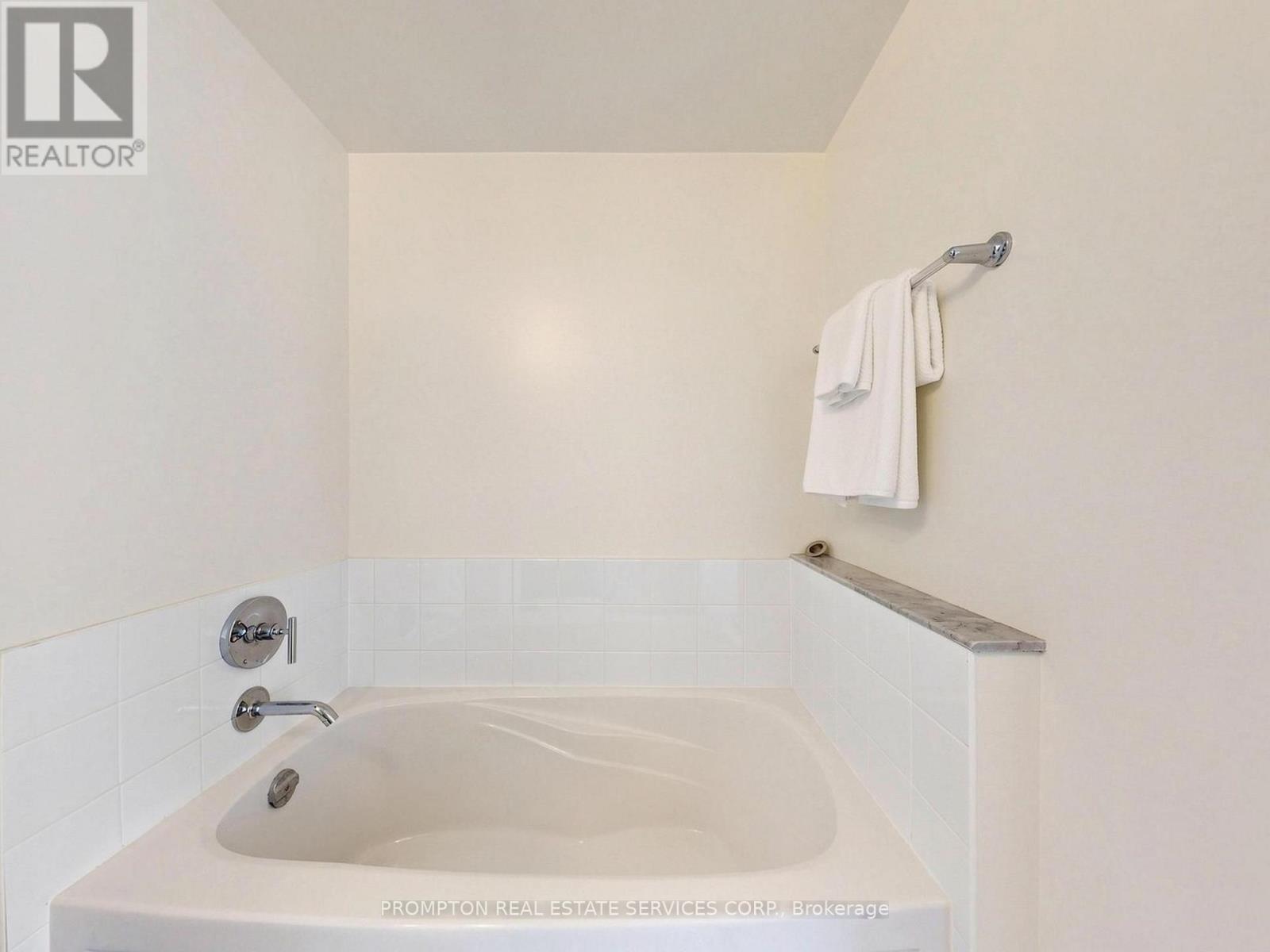 #905 832 BAY STREET - 27
