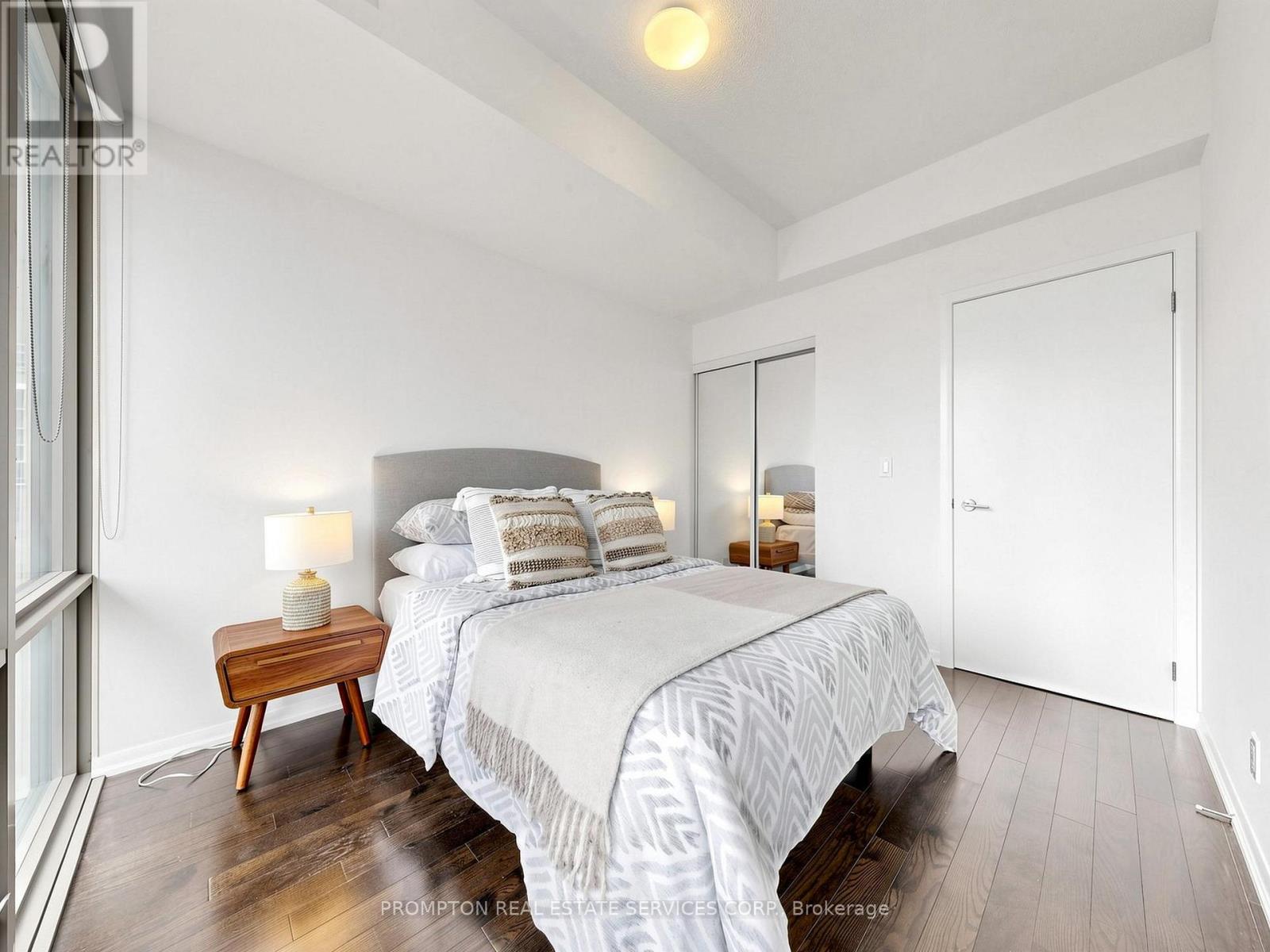 #905 832 BAY STREET - 28