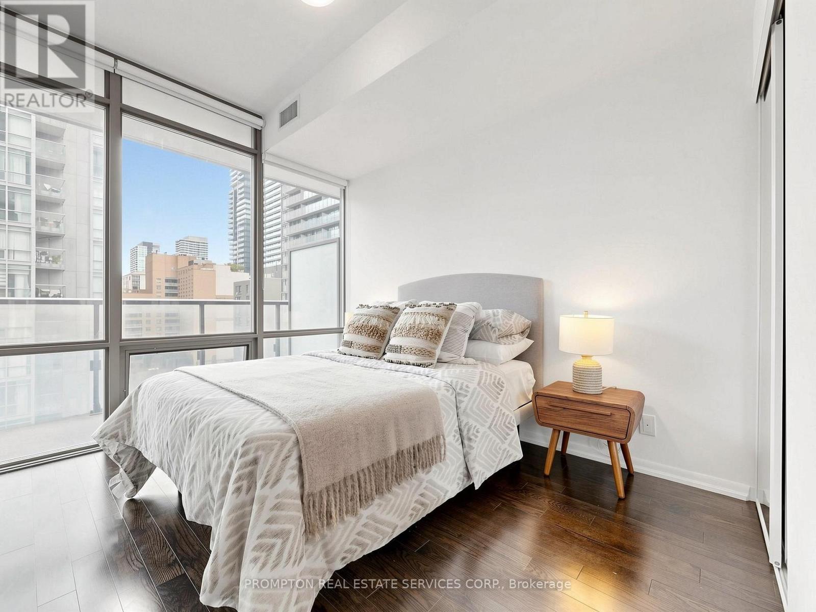#905 832 BAY STREET - 30