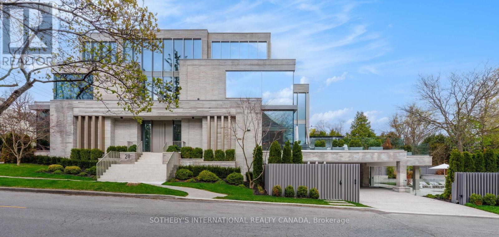 Photo of 211 Dunvegan Road