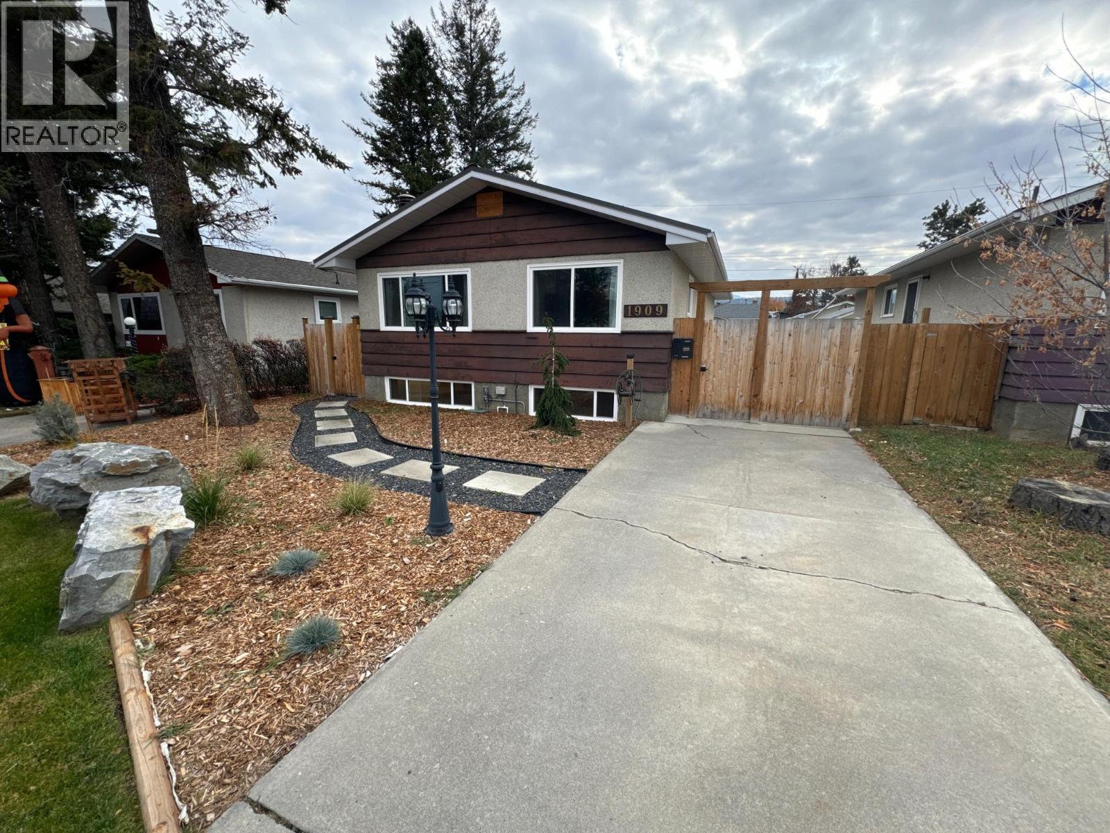 1909 2ND Street S - 2