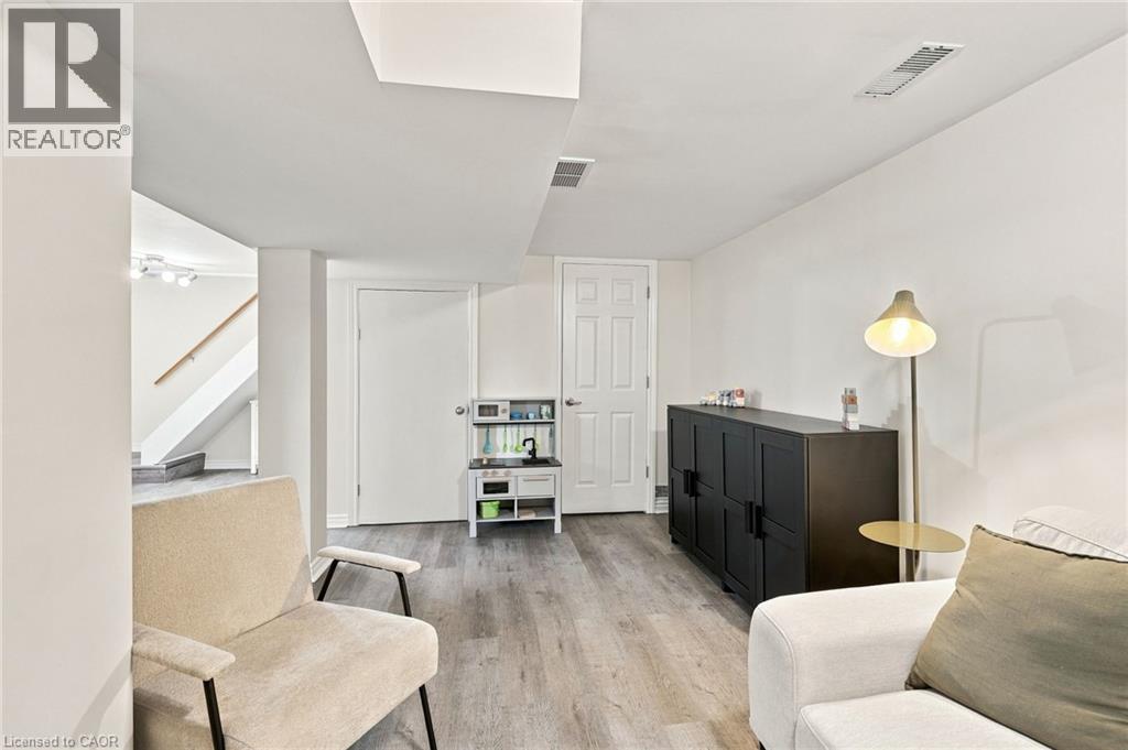 122 LIMERIDGE Road W - 35