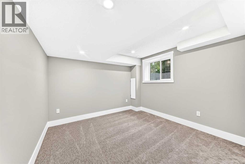1635 32 Avenue NW - 32