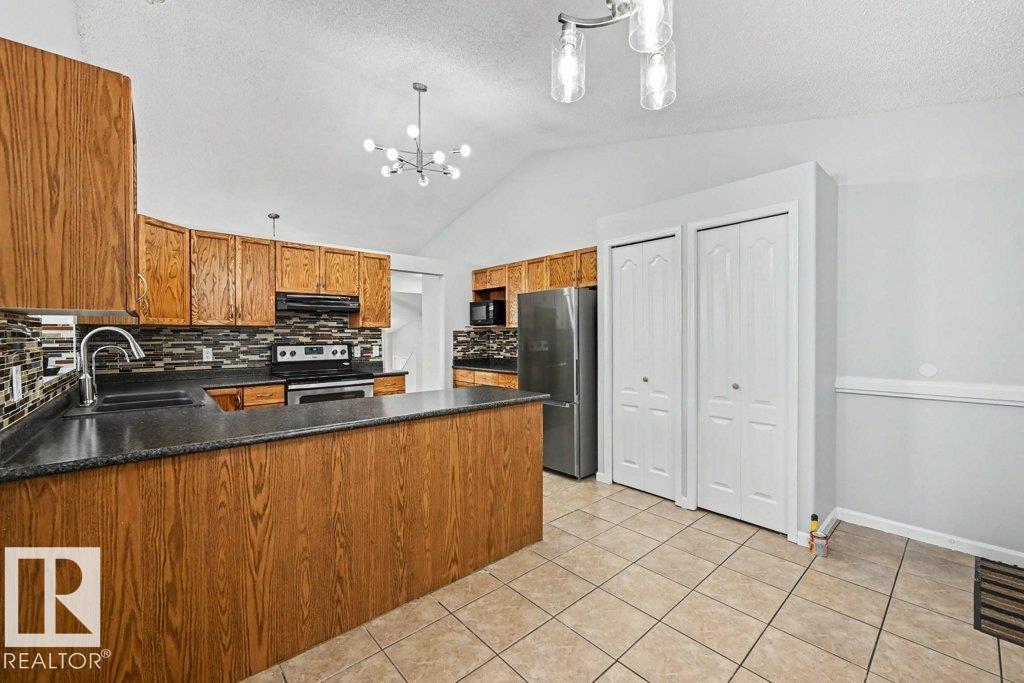 10 Oakridge DR N - Image 22