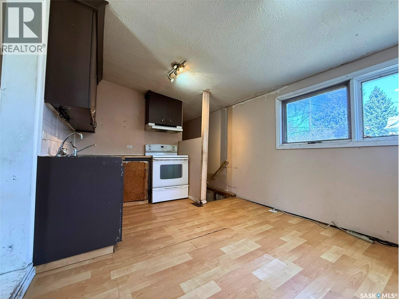 562 Athabasca STREET W - 9