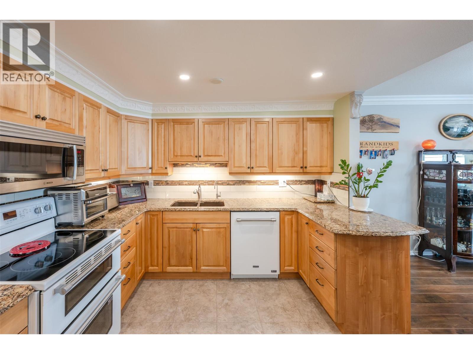 #311 272 Green Avenue - 9