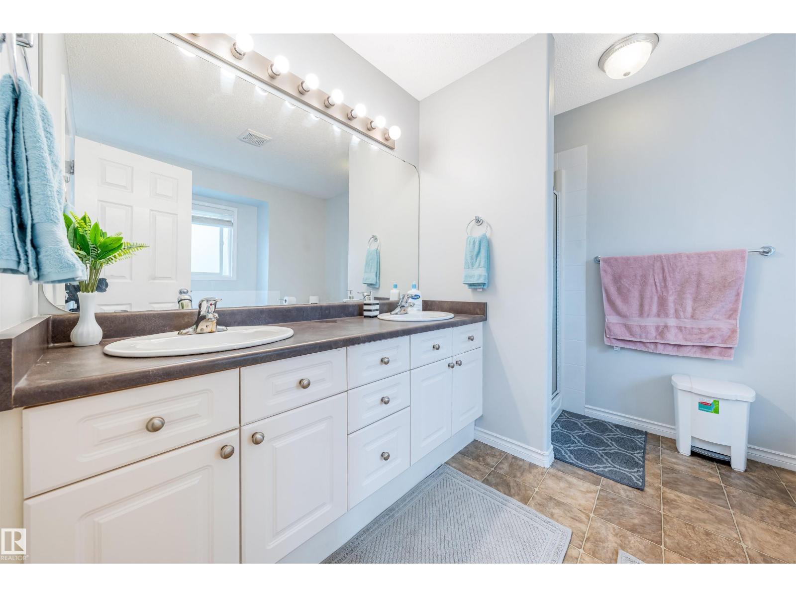 37 BIRCHMONT CR - 32