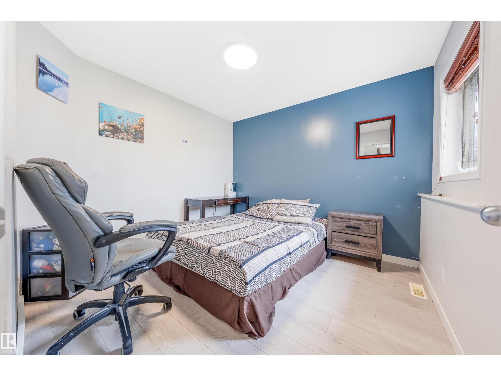 37 BIRCHMONT CR - 35