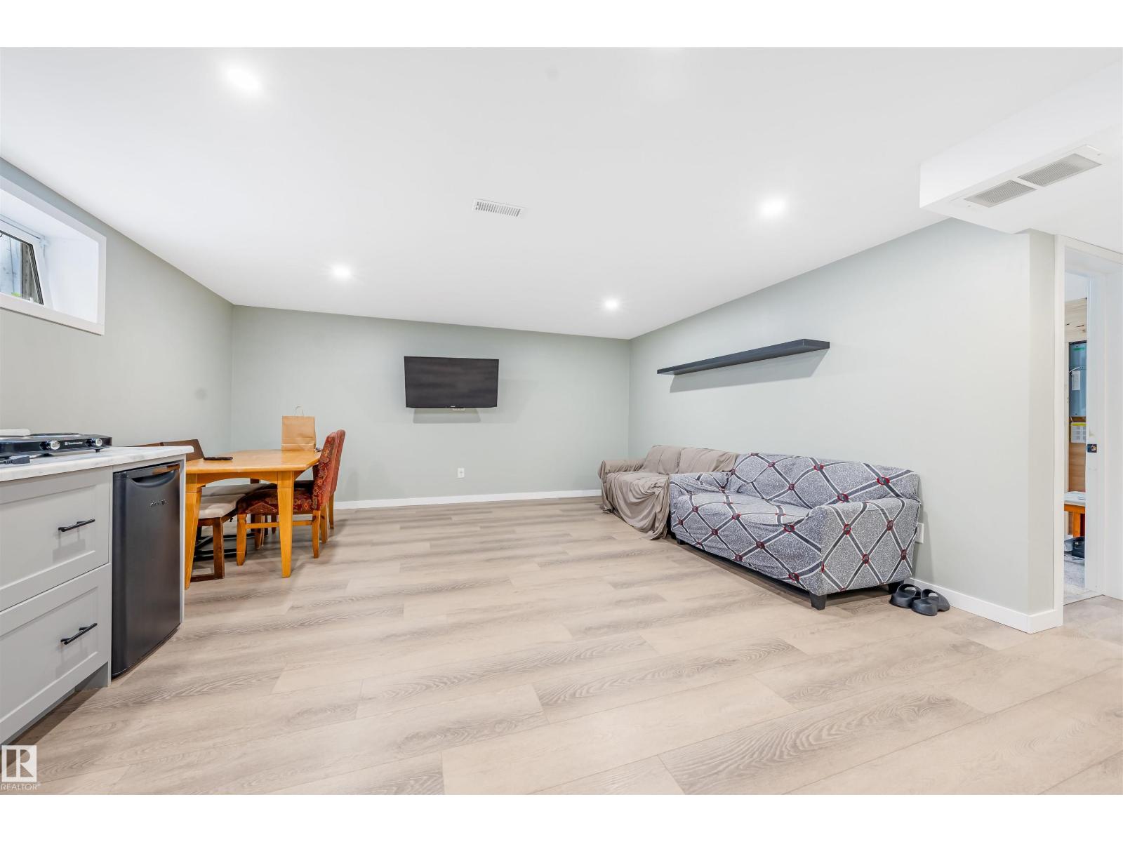 37 BIRCHMONT CR - 8