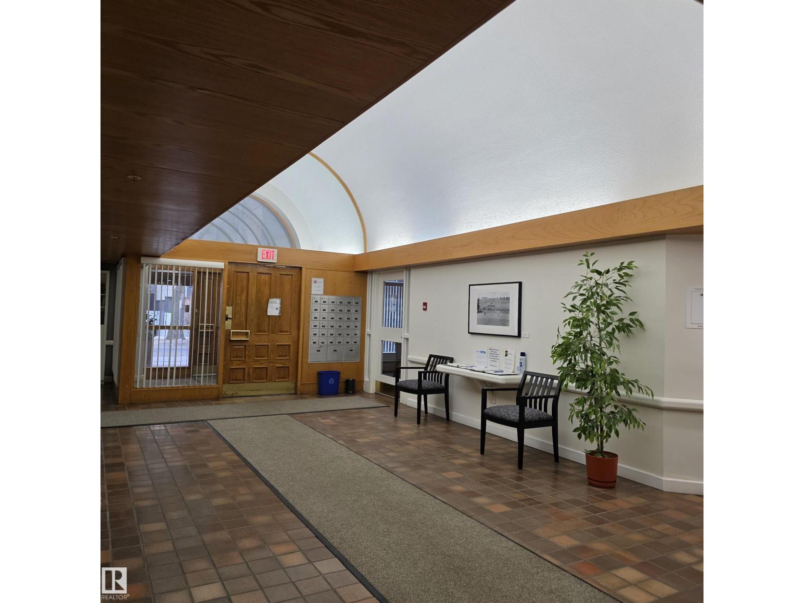 #2C 10050 118 ST NW - 11